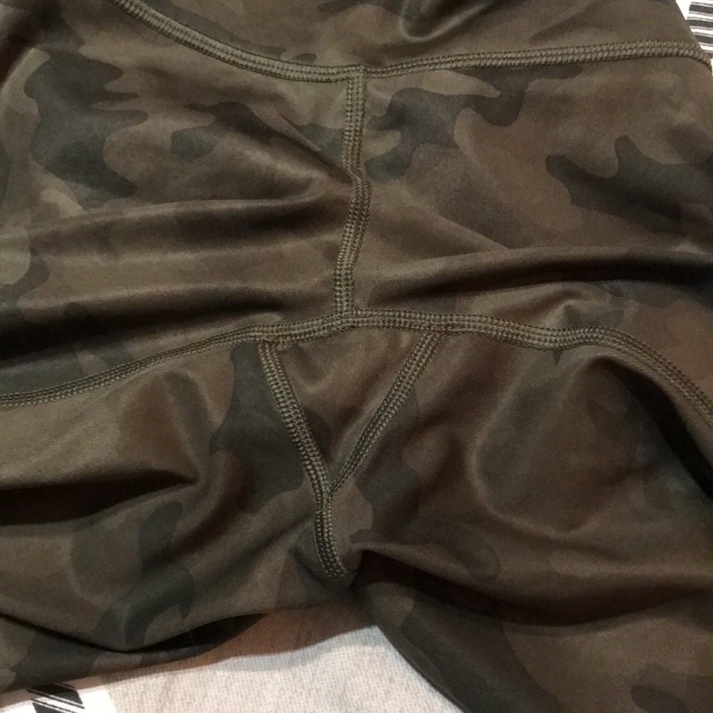 **Rare** Lululemon Athletica Camo Leggings - Picture 6 of 7